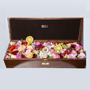 باکس گل لاکچری چوبی گل و میوه به همراه دیوان حافظ - کد 1107